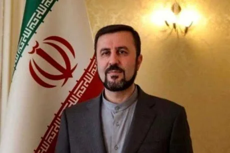 Diplomat iranian discutând despre acordul cu SUA pentru încetarea războiului.