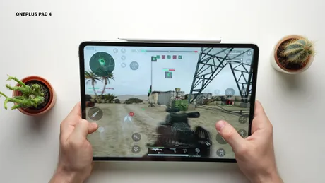 Tableta OnePlus Pad 4 în utilizare, cu jocuri pe ecran mare.