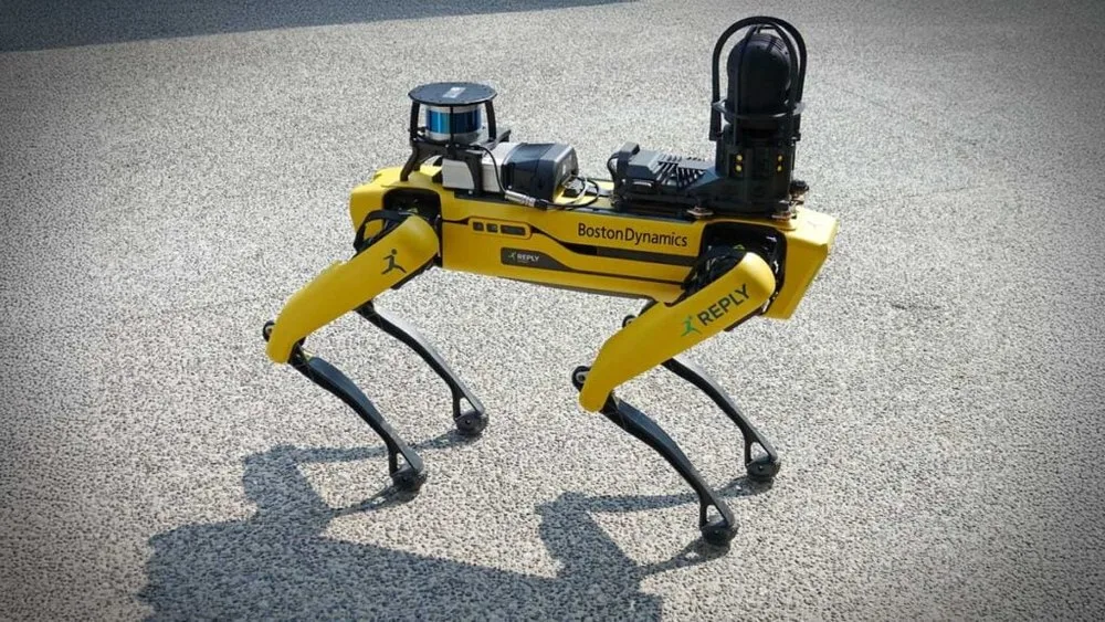 Câine robot Spot de la Boston Dynamics pe o suprafață de beton.