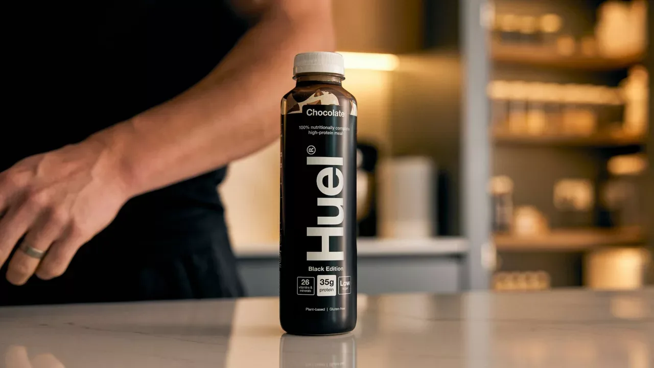 Băutură proteică Huel pe un blat de bucătărie modern.