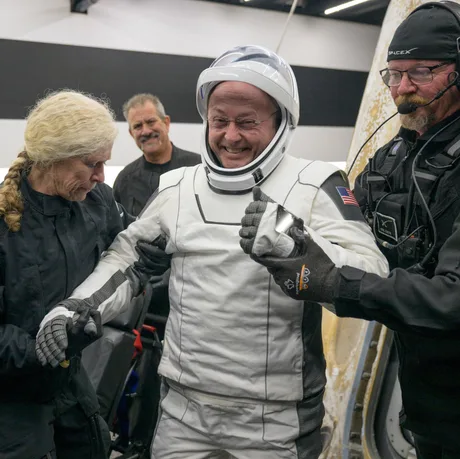 Astronautul Michael Fincke îmbrăcat în costum spațial, pregătindu-se pentru misiune.