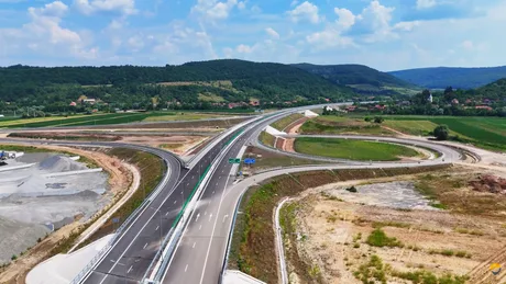 Secțiune nouă de autostradă A3, între Zimbor și Poarta Sălajului, peisaj verde.
