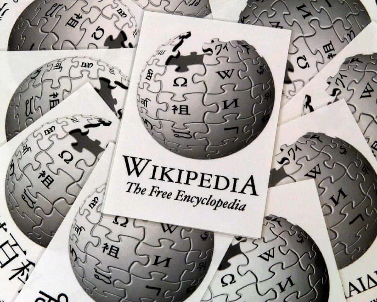 Logo Wikipedia pe fundal alb, simbolizând enciclopedia liberă.