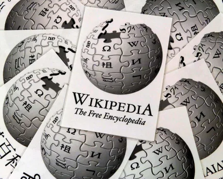 Logo Wikipedia pe fundal alb, simbolizând enciclopedia liberă.