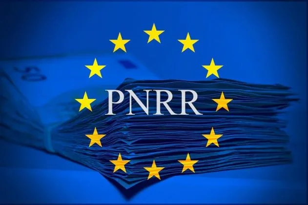 Logo-ul PNRR pe fundal albastru, simbolizând proiectele europene de dezvoltare.