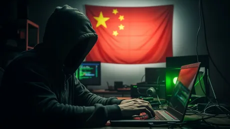 Un hacker lucrează la un laptop, cu steagul Chinei în fundal.