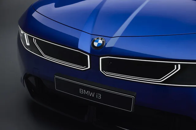 Detaliu al grilei unui automobil BMW i3, cu un design modern.
