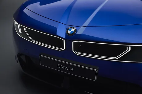 Detaliu al grilei unui automobil BMW i3, cu un design modern.