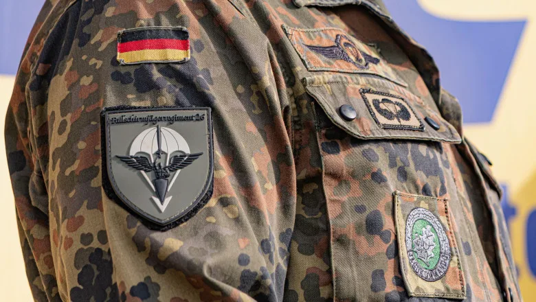 Uniformă militară germană cu insigne specifice Bundeswehr-ului.
