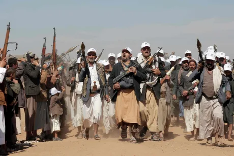 Protestatari Houthi în Yemen, purtând arme și strigând lozinci.