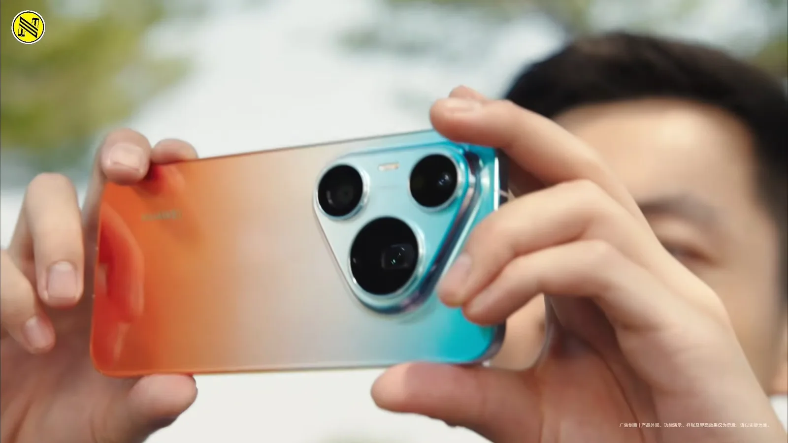 Un utilizator surprinde o fotografie cu noul telefon Huawei Pura 90 Pro Max.