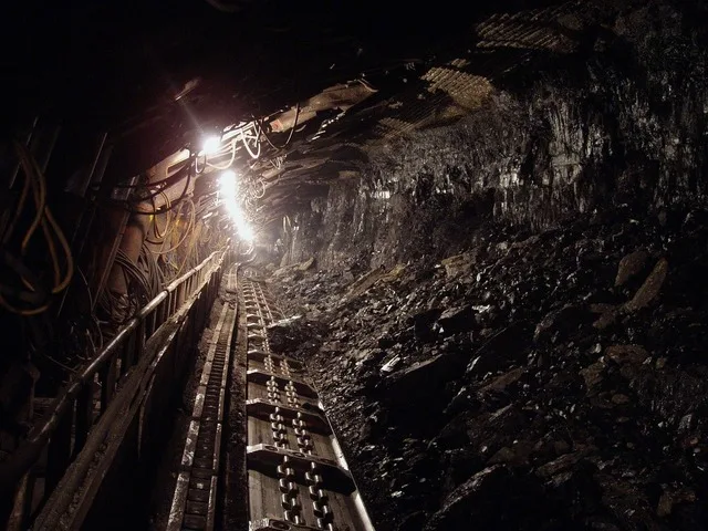 Interiorul unei mine din Valea Jiului, cu iluminare artificială și cărbune.