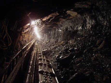 Interiorul unei mine din Valea Jiului, cu iluminare artificială și cărbune.