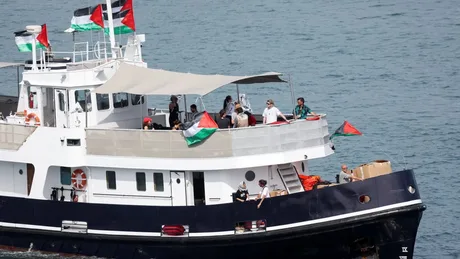 Flotila Sumud navigând pe ape internaționale, cu steaguri palestiniene la bord.