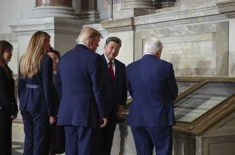 Donald Trump și Xi Jinping discutând despre relațiile comerciale dintre SUA și China.