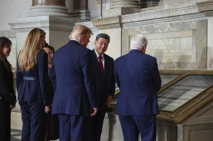 Donald Trump și Xi Jinping discutând despre relațiile comerciale dintre SUA și China.