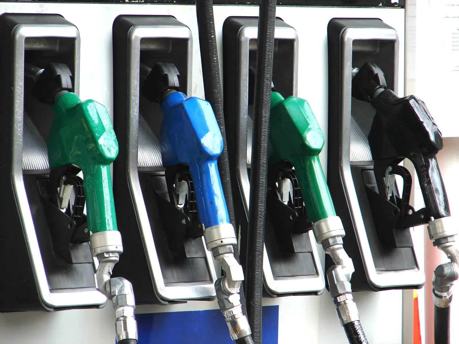 Pompe de carburant la o stație de alimentare din România.