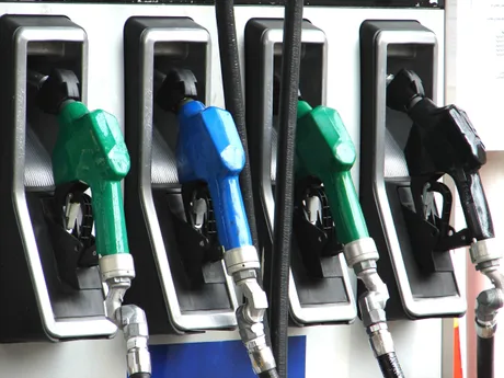 Pompe de carburant la o stație de alimentare din România.