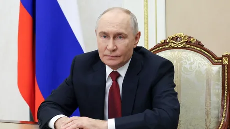 Vladimir Putin în timpul unui discurs oficial, cu steagul Rusiei în fundal.