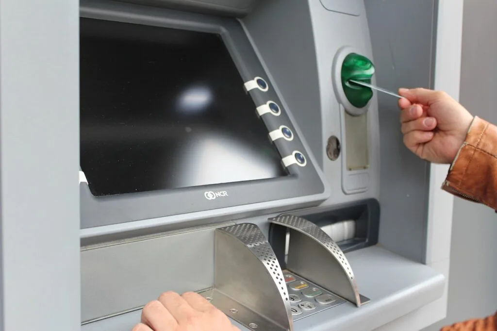 Scăderea numărului de bancomate afectează accesibilitatea serviciilor financiare în UE.