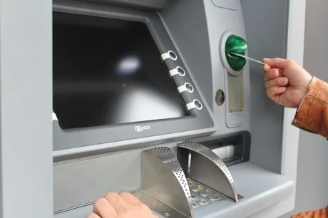 Scăderea numărului de bancomate afectează accesibilitatea serviciilor financiare în UE.