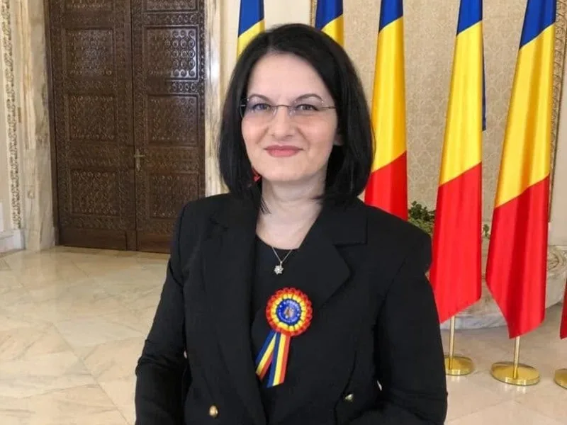Sidonia Susanu, propusă pentru secretar de stat, în fața drapelului României.