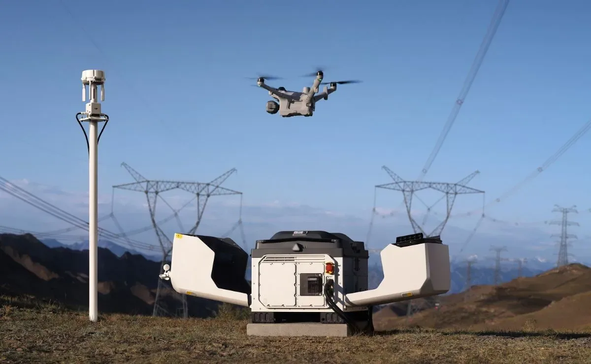 Sistem de andocare pentru drone, cu schimbare rapidă a bateriei.