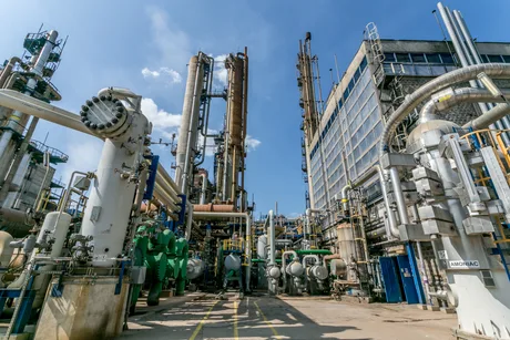 Instalație industrială complexă, cu echipamente de procesare și conducte vizibile.