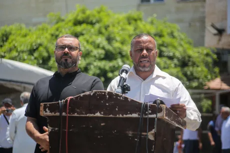Doi bărbați discută despre situația din Gaza și dezarmarea Hamas.