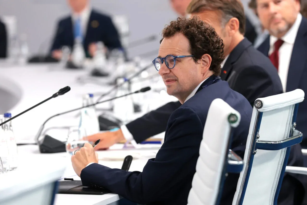 Dario Amodei discutând despre reglementarea inteligenței artificiale la o conferință.