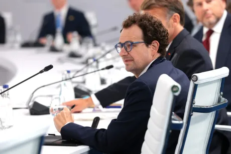 Dario Amodei discutând despre reglementarea inteligenței artificiale la o conferință.