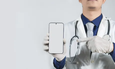 Un medic arată un telefon mobil gol, pregătit pentru aplicații de sănătate.