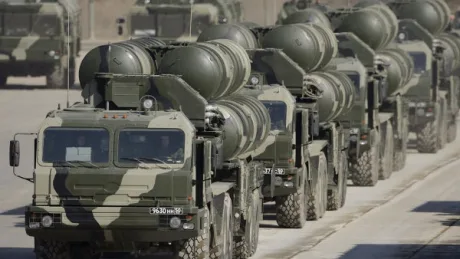 Convoi militar rusesc pregătit pentru desfășurare pe teren.