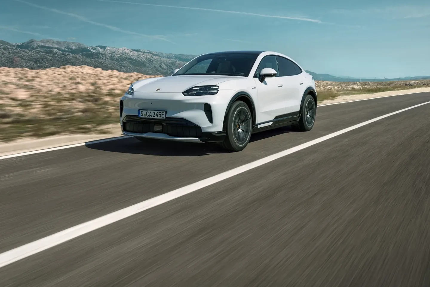 Cayenne Coupé electric pe drum, evidențiind designul său aerodinamic.