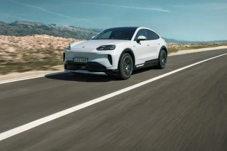 Cayenne Coupé electric pe drum, evidențiind designul său aerodinamic.