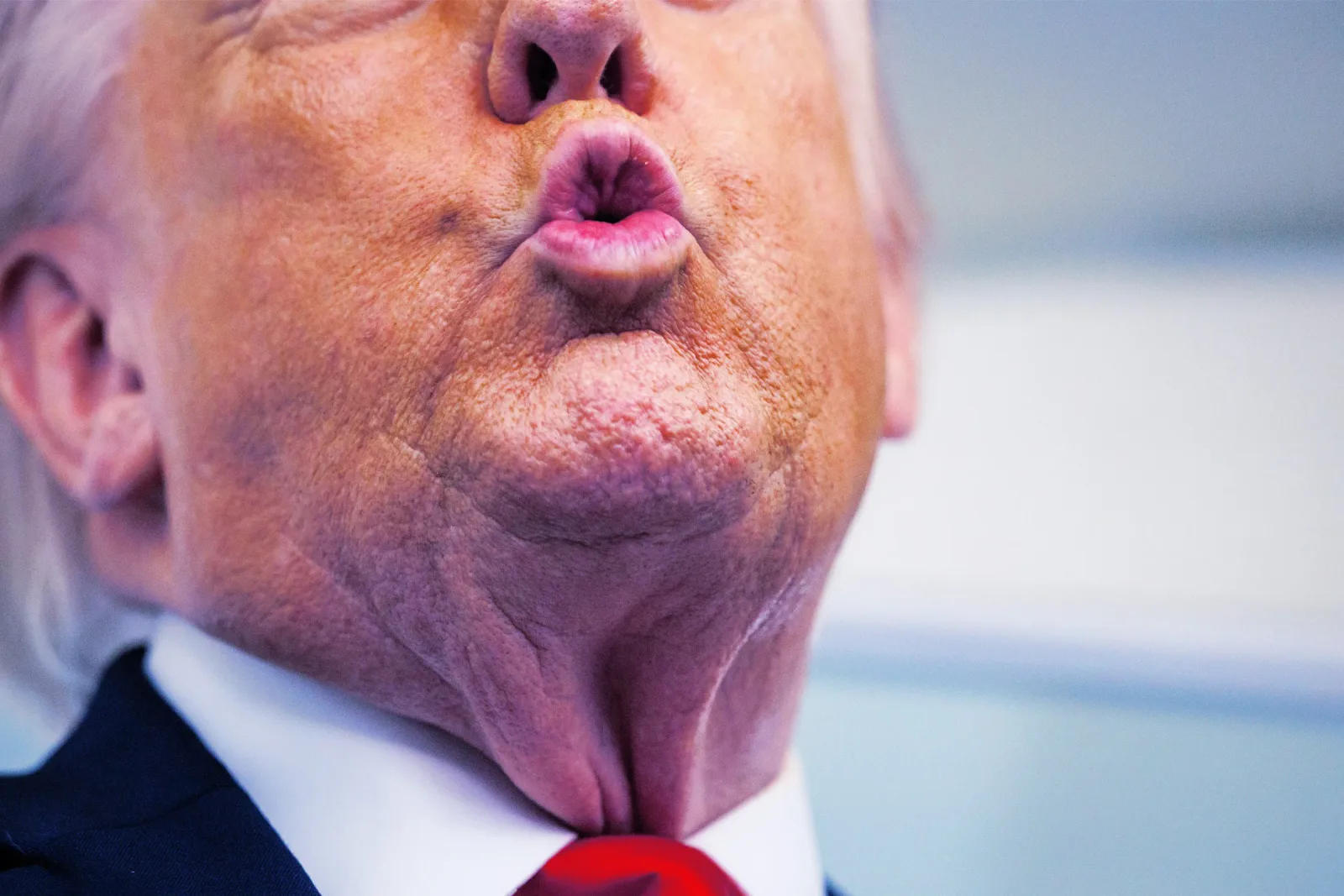 Detaliu al feței lui Trump în timpul unei declarații publice.