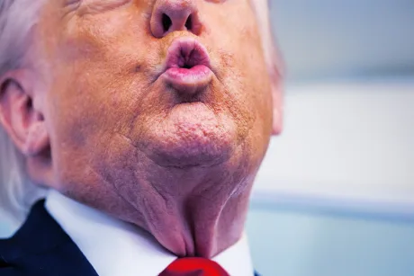Detaliu al feței lui Trump în timpul unei declarații publice.