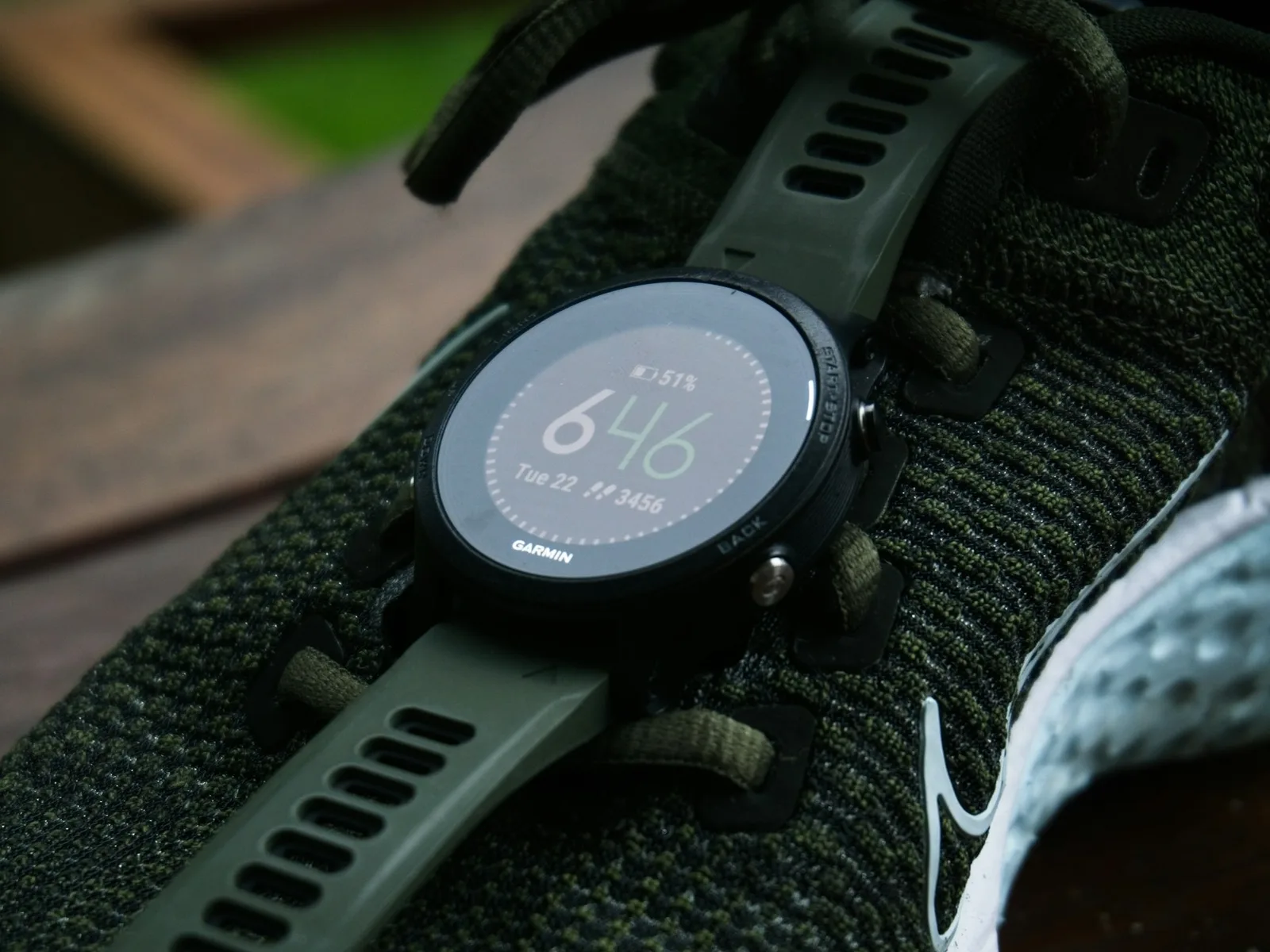 Ceas Garmin pe un pantof, monitorizând datele de antrenament.