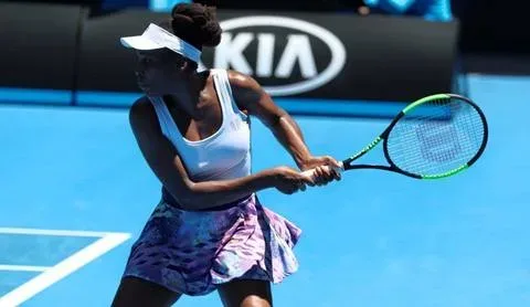 Serena Williams joacă tenis pe iarbă la Queen's Club, revenind în circuit.