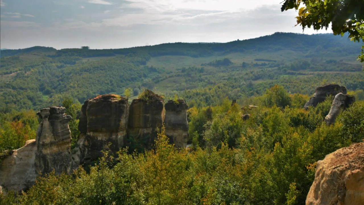Formațiuni stâncoase impresionante în Grădina Zmeilor din Sălaj.