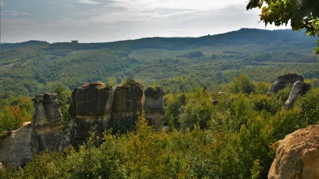 Formațiuni stâncoase impresionante în Grădina Zmeilor din Sălaj.