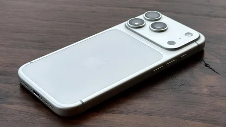 Un iPhone cu design din sticlă, evidențiind camerele și detalii elegante.