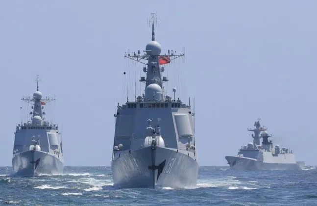 Nave militare navigând în apele disputate din Marea Chinei de Est.