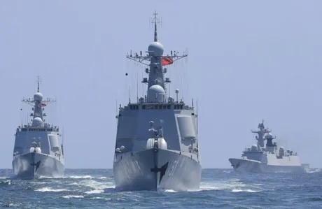 Nave militare navigând în apele disputate din Marea Chinei de Est.