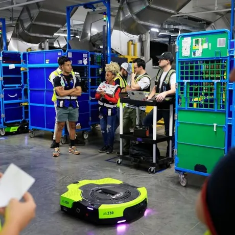 Robot logistic Proteus în acțiune, alături de angajați în depozit.