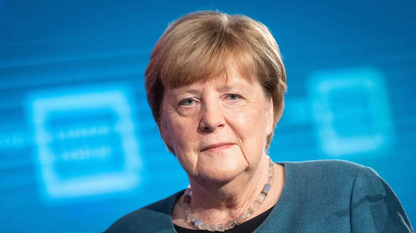 Angela Merkel, fost cancelar, la un eveniment recent, cu un zâmbet rezervat.