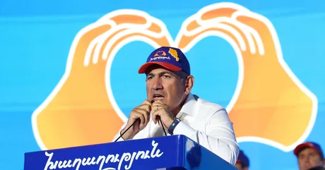 Nikol Pașinian susține un discurs electoral în fața susținătorilor săi.