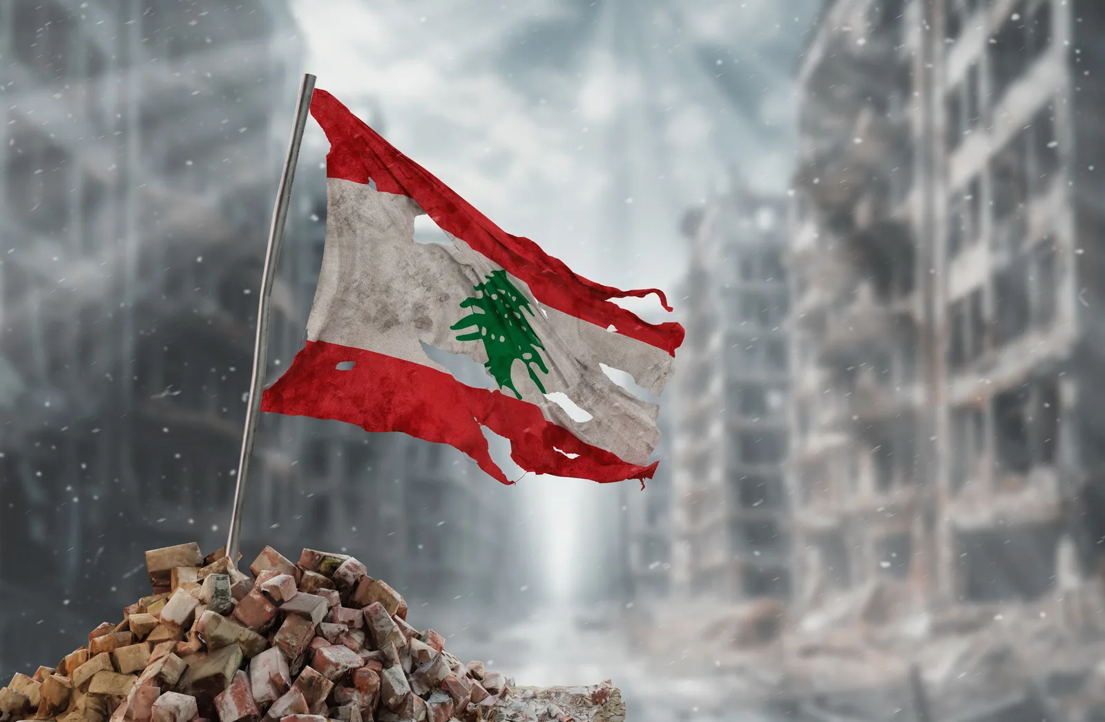 Steagul Libanului fluturând pe un fundal distrus de conflict.