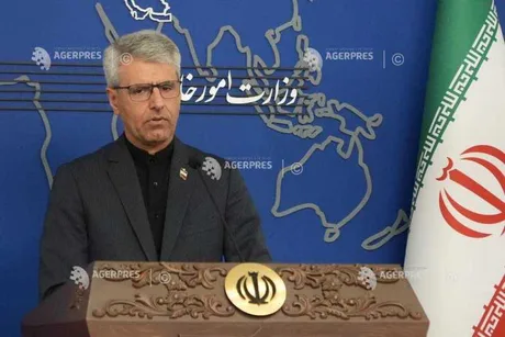 Oficial iranian discutând despre acuzațiile împotriva NATO și SUA.