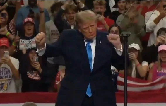 Donald Trump dansează la un miting electoral, susținut de fani entuziaști.